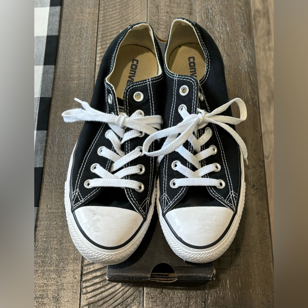 Brand: Converse
Color: Black
Size: 8.5 Women
Condition: Used